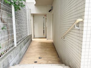 敷地内に防犯カメラ多数あり