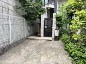 敷地内に防犯カメラ多数あり