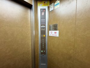 エレベーター内部