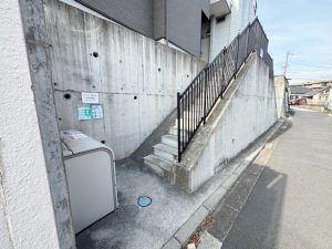道路からの階段