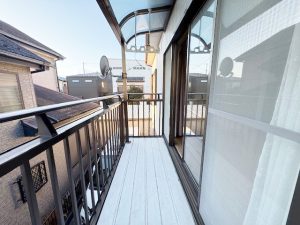 屋根付きのバルコニー