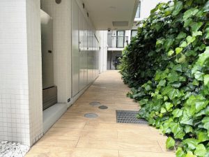 敷地内に防犯カメラ多数あり