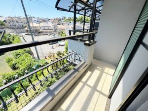 バルコニーに屋根があり急な雨でも安心です バルコニーに屋根があり急な雨でも安心です