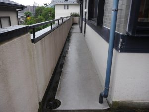 地下階段へと続くバルコニー廊下