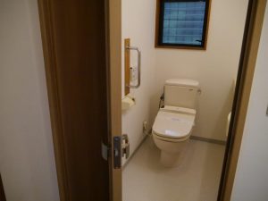 ドアは折れ戸ですので介護にも便利
