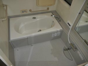 浴槽までの段差が低く設定なので入りやすいです
