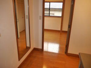 玄関より一番最初の洋室です