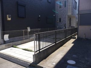 正面左側、隣地通路です
