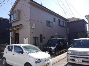 正面右側、隣地通路です