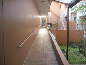 敷地内の1階廊下