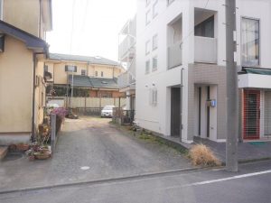道路より駐車場を撮影