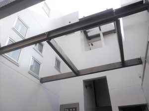 正面の吹き抜け鉄骨