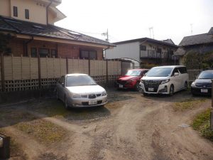 南西側駐車場（5台分あり）
