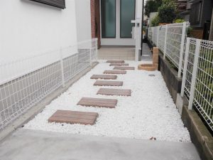2号棟玄関アプローチ
