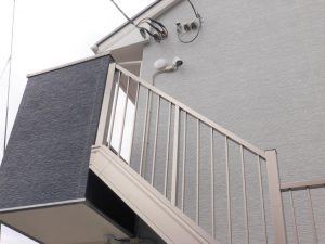 敷地内に防犯カメラ2台設置