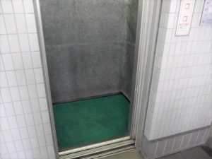 地下1階エレベーター