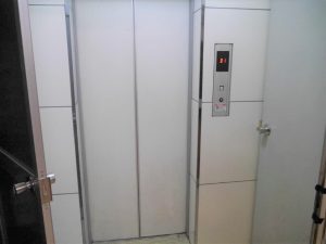 地下1階エレベーター