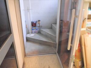 地下1階出入口