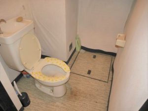 地下1階トイレ