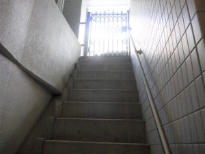 地下1階階段