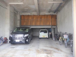 1階駐車スペース＋倉庫