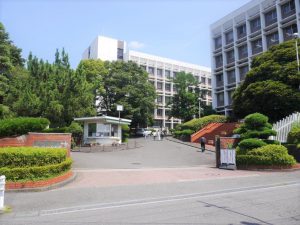 徒歩2分の場所にある関東学院大学